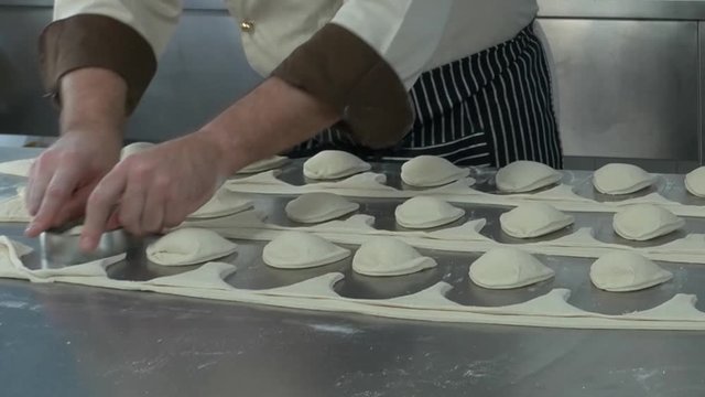 panzerotti fatti a mano in laboratorio