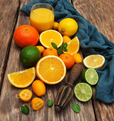 Naklejka na ściany i meble Fresh citrus fruits and old juicer