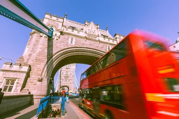 Fotobehang Wazig rode bus op Tower Bridge in Londen © william87