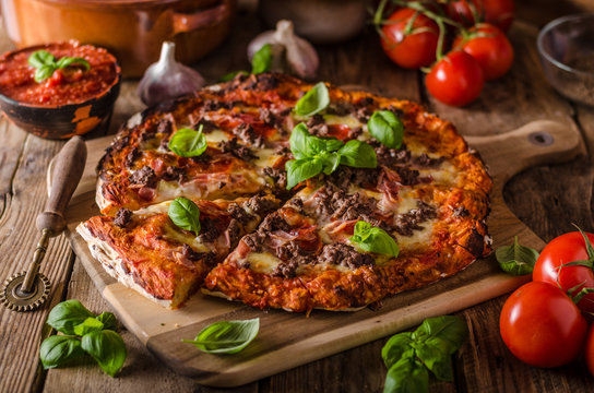 Rustic pizza with minced meat