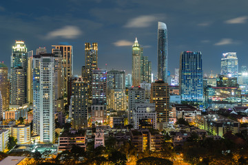 Obraz premium Wgląd nocy Bangkok z wieżowca w dzielnicy biznesowej w Bangkoku w Tajlandii.