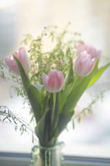 Букет тюльпанов в вазе на окне 