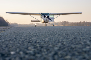 Motorgflugzeug auf dem Rollweg
