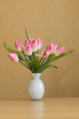 Künstlicher Tulpenstraß in einer Vase