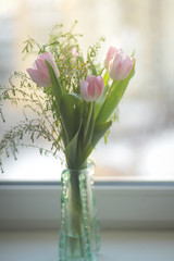 букет тюльпанов в вазе на окне 