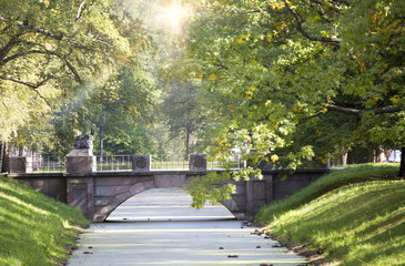 Obraz premium bridge in the Alexander Park in Pushkin (Tsarskoye Selo), near Saint Petersburg