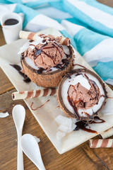 Schokoeis in Kokosnuss