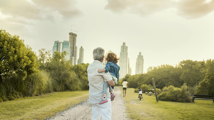 Enkelin und Großvater schauen Skyline zu