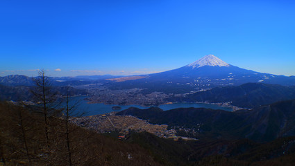 Fototapeta na wymiar 御坂山地不逢山付近からの青空快晴の富士山