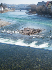 Flussidylle mit tösendem Wasserfall