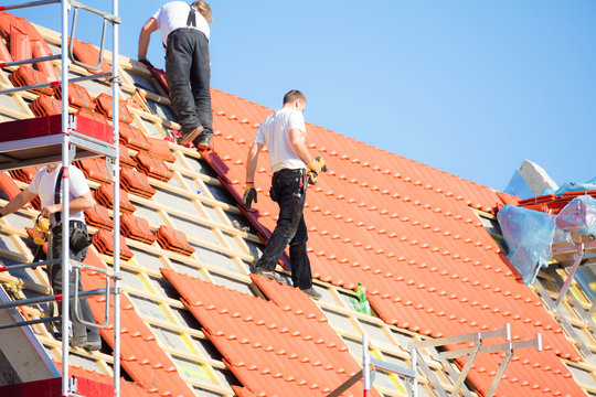 Dachdecker auf einem spitzdach
