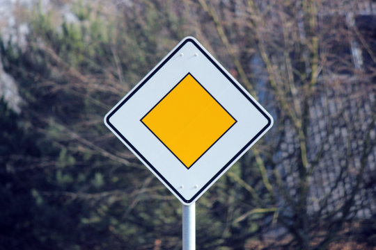 Die 3 156 Besten Bilder Stock Fotos Und Vektorgrafiken Zu Vorfahrtszeichen Adobe Stock