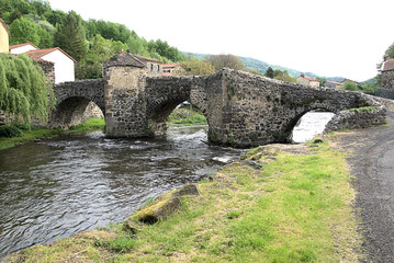 Fototapeta na wymiar Die mittelalterliche Brücke über die Couze Pavin in Saurier, Bild 3, Vulkanauvergne