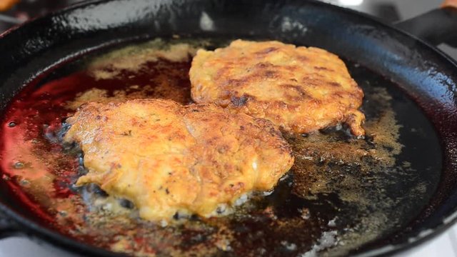 We fry chicken chops. Process of preparation of meat.