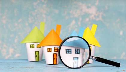 Papierhäuser mit Lupe