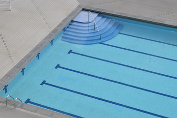 Piscinas en la naturaleza al pi&eacute; de las monta&ntilde;as