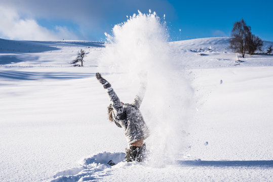 Junge spielt im Schnee