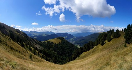 Obraz premium Panorama Aussicht auf Berglanschaft / Wiese und Wald / Südtirol / Gröden