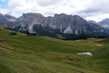 Fototapeta premium Mastle Alm in Gröden und Sicht auf Puez Geisler Natur Park