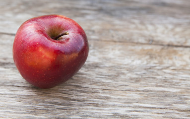 pomme sur fond de bois nature