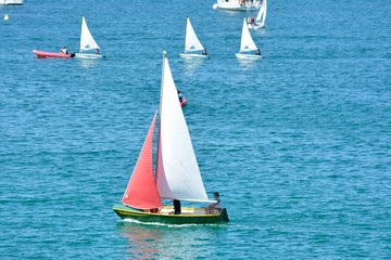 Fototapeta premium Voilier dans la baie de Port-Blanc Penvénan en Bretagne
