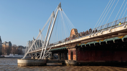 Fototapeta premium People Crossing Hungerford Bridge