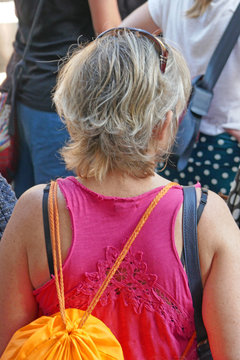 frau mit tasche