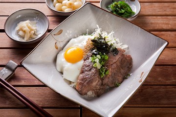 soegogi deopbap.  Rice with Beef 