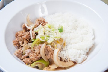 soegogi deopbap.  Rice with Beef 
