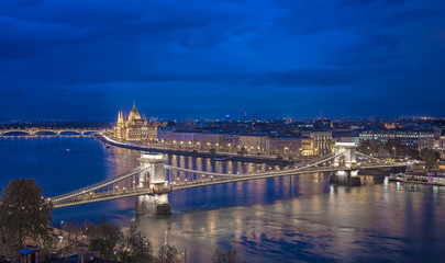 Fototapeta na wymiar Nice night view on the famous Chain Bridge in Budapest, Hungary 