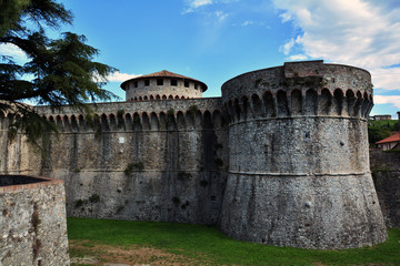 Fototapeta na wymiar La fortezza di Sarzanello