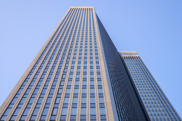 Fassade eines modernen B&uuml;rohochhauses in Frankfurt am Main, Deutschland