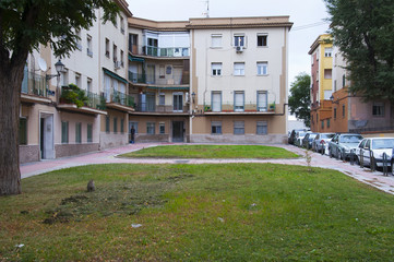 Fototapeta premium Plaza ajardinada en la ciudad de Madrid