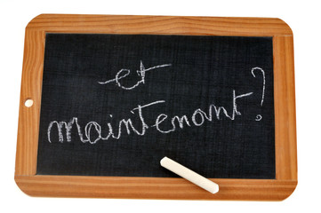 Obraz premium Et maintenant écrit sur une ardoise