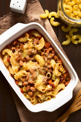 Nudelauflauf mit Chili con Carne (Chili mit Fleisch) in Auflaufform, fotografiert mit natürlichem Licht (Selektiver Fokus, Fokus auf das Gericht)