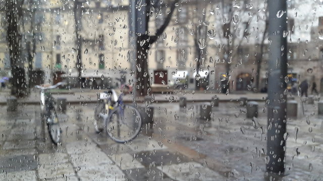 Pioggia attraverso il vetro