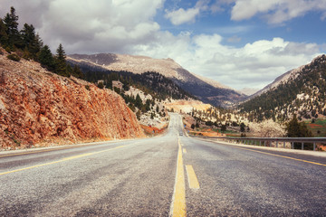 View of a asphalt road that video to the mountains