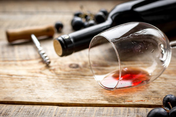 Fototapeta na wymiar Wine set with bottle and grape on wooden desk