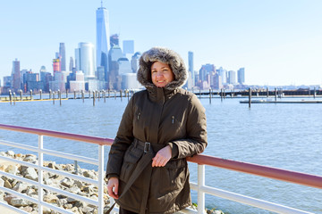 Obraz premium Beautiful american girl in area with Manhattan view
