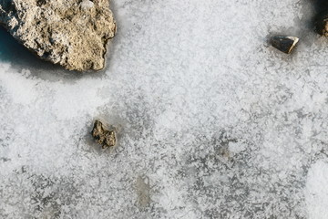 Gefrorenes Wasser mit Felsbrocken 