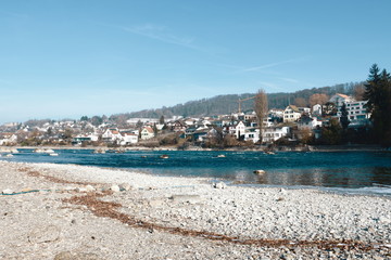 Fototapeta na wymiar Flussbett im kalten Winter mit Stein Ufer