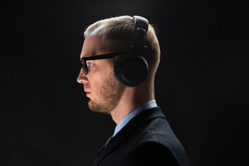 Obraz premium businessman in headphones