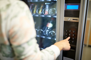 hand pushing button on vending machine keyboard - obrazy, fototapety, plakaty