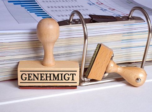 Genehmigt Stempel im B&uuml;ro mit Ordner - Antrag und B&uuml;rokratie