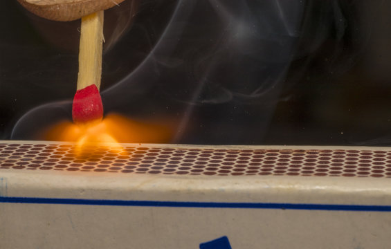 Streichholz brennt Z&uuml;ndung Feuer Safety Match