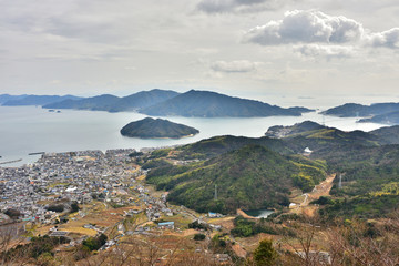 Fototapeta na wymiar 鉢巻展望台から見た川尻の町と安芸灘大橋(2017年2月)