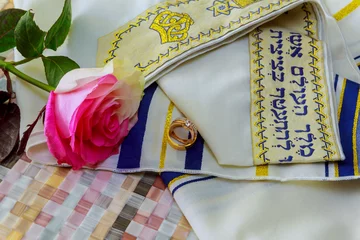Fotobehang Jewish wedding wedding rings and pink roses © ungvar