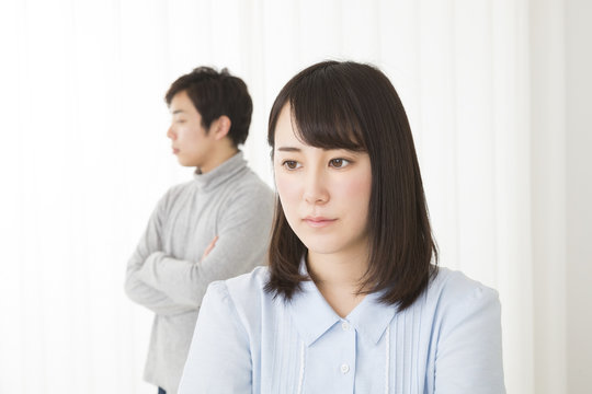 感情　カップル　男女　喧嘩　浮気　過ち　別れる　離婚　暗い　室内　