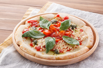 モッツァレラチーズとトマトソースのピザ