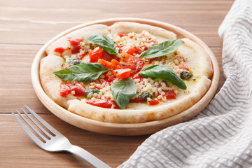 モッツァレラチーズとトマトのピザ